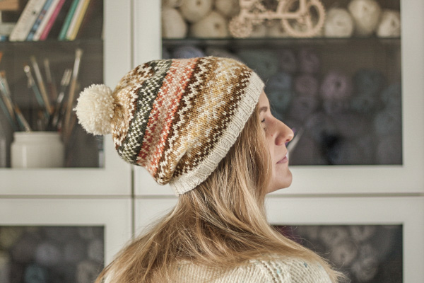 Dziewczyna w czapke Fair Isle na drutach