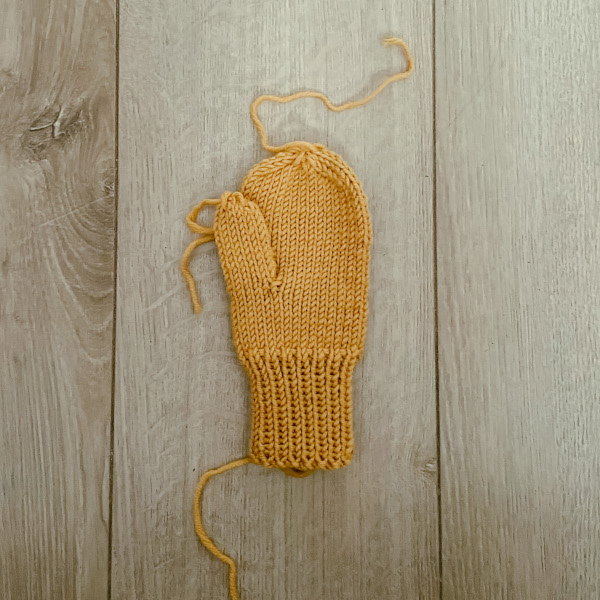 Dziecięca rękawiczka zrobiona na drutach.